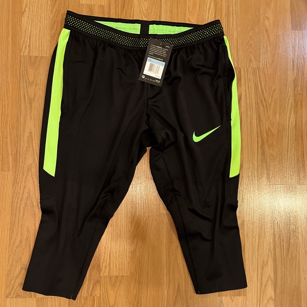 Nike Dri-Fit Men’s knee length legging/black w neon green/zippered side pockets.